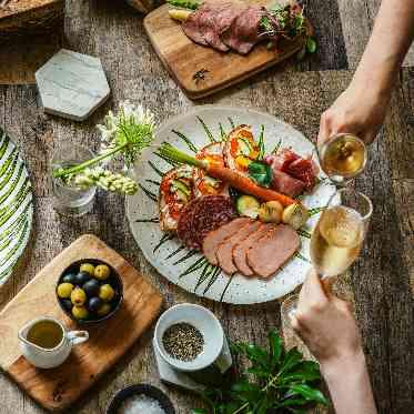 ホテルグランドティアラ南名古屋(旧ホテルグランドティアラ安城) 会場内でゲストと一緒に食べるシェフ自慢のフルコース絶品!