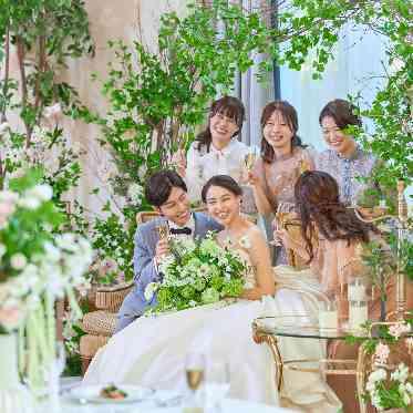 ホテルグランドティアラ南名古屋(旧ホテルグランドティアラ安城) おふたりのメインは、ゲストとの
距離がより近づくソファタイプもセレクト可能!