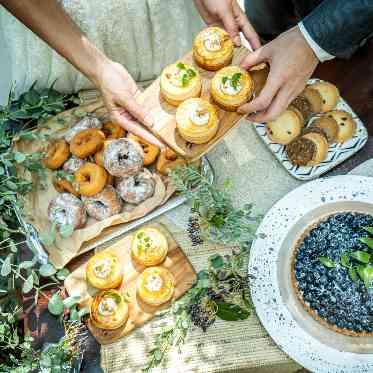 ホテルグランドティアラ南名古屋(旧ホテルグランドティアラ安城) 外でのデザートビュッフェ、ウェディングケーキ入刀、スープバーも大好評!