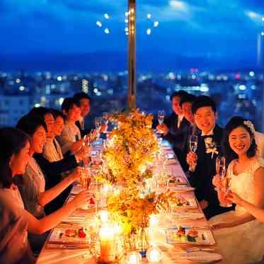 地上60m、京都市内を一望できる眺め。窓の外の景色が印象的なパーティーを演出。