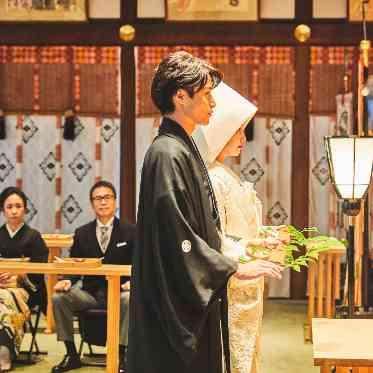 東京大神宮マツヤサロン 「玉串」と呼ばれる榊の枝をご神前に奉納し「二礼二拍手一礼」の作法で拝礼します