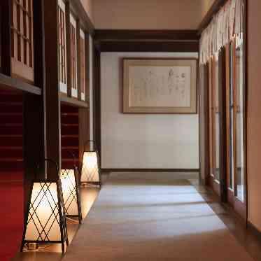 東京大神宮マツヤサロン 本殿に続く廊下