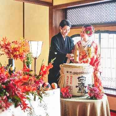 東京大神宮マツヤサロン 和装での鏡割りも人気の演出