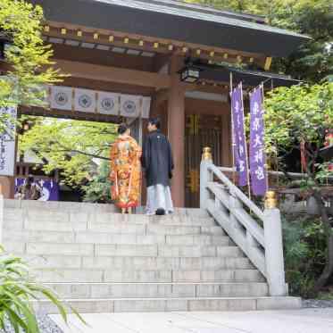 都心に位置しながら清々しい緑と静寂に包まれたこの神社は高い格式を有する「東京五社