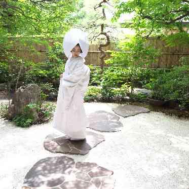 東京大神宮マツヤサロン 白無垢姿が庭園にピッタリ！