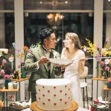 Mia Via(ミア ヴィア) おふたりらしいウェディングケーキをBIGスプーンで食べさせ合って♪