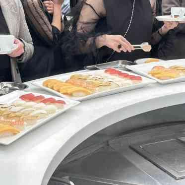 Ｍｉａ Ｖｉａ（ミア ヴィア） たくさんのお寿司にゲストも大盛り上り！