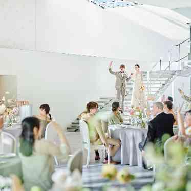 Ｍｉａ Ｖｉａ（ミア ヴィア） 映画のワンシーンのような階段入場は、花嫁様の永遠の憧れ