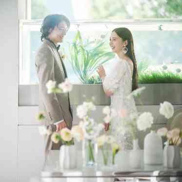 Mia Via(ミア ヴィア) お二人席の後ろにはガーデンの光が注ぐアクアリウム