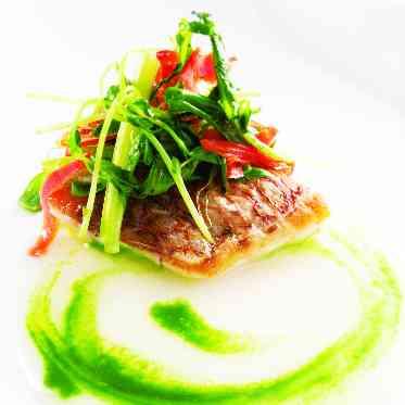 色鮮やかなソースに至るまでこだわって