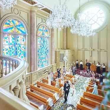 リーガロイヤルホテル大阪 ヴィニェット コレクション 頭上に輝く大きなシャンデリア、おふたりの愛を誓い合う祭壇