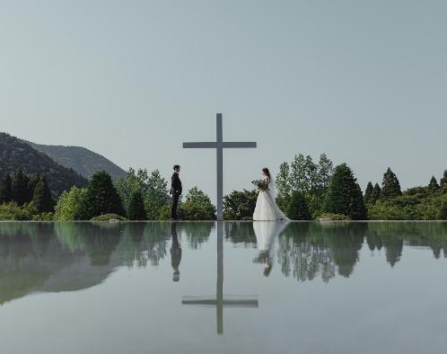 プリムローズガーデン 森と水の教会の画像1