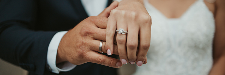 新郎新婦　結婚指輪　婚約指輪
