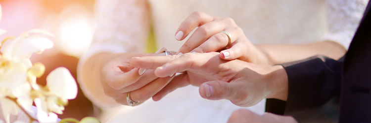 新郎新婦　結婚指輪　婚約指輪