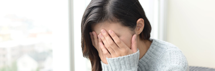 後悔　悩む　女性