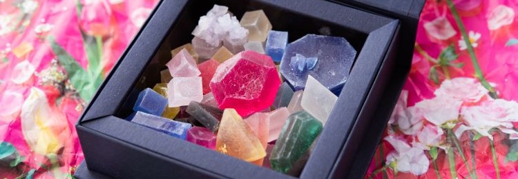 黒いギフトボックスに詰められたカラフルな琥珀糖