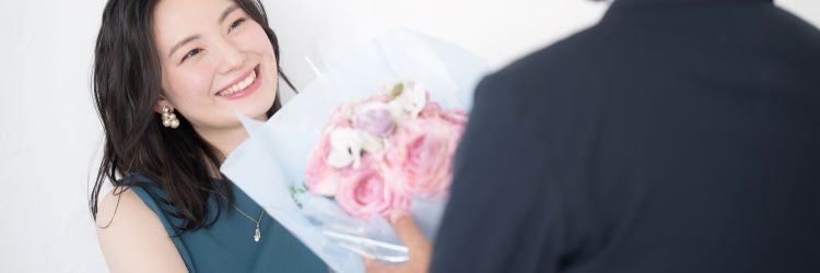 カップル　花束　プロポーズ