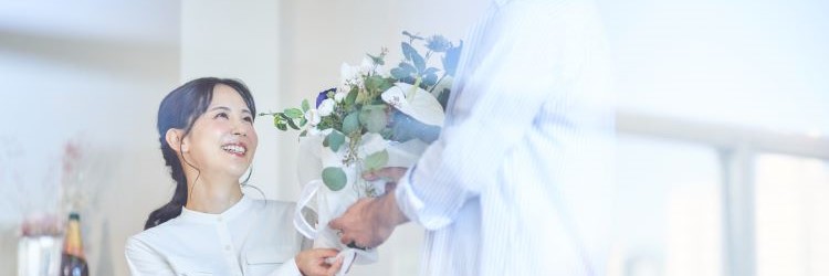 カップル　プロポーズ　花束