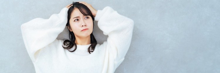 悩む　女性