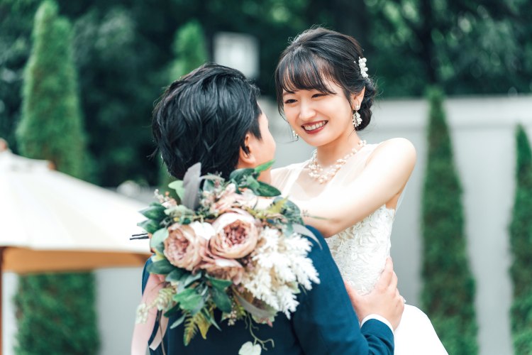 ウエディングドレス　新郎新婦　ガーデン