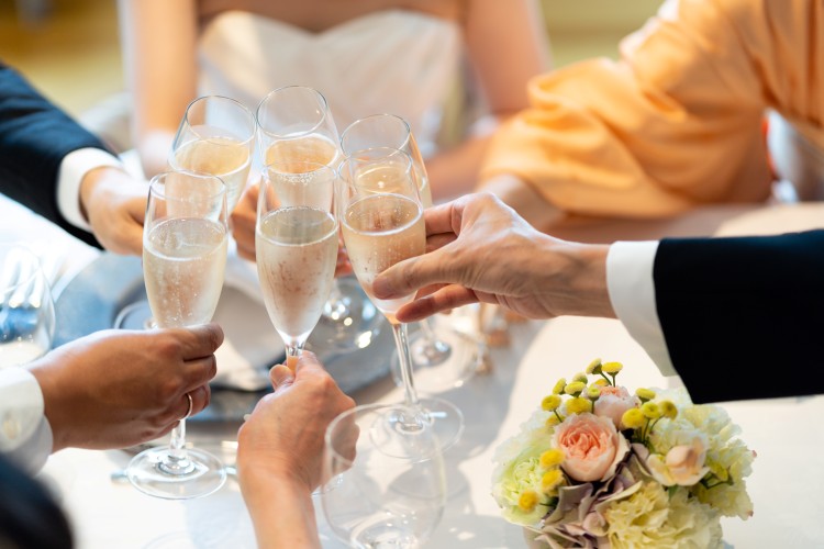 20人で結婚式をする費用の相場は？親族のみで挙げる場合のポイント