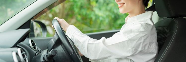 女性　ドライブ　運転
