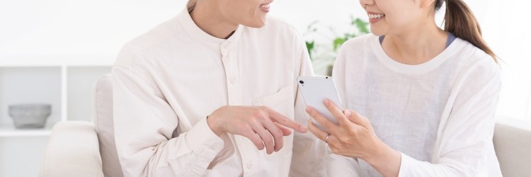 カップル　スマートフォン　話し合い