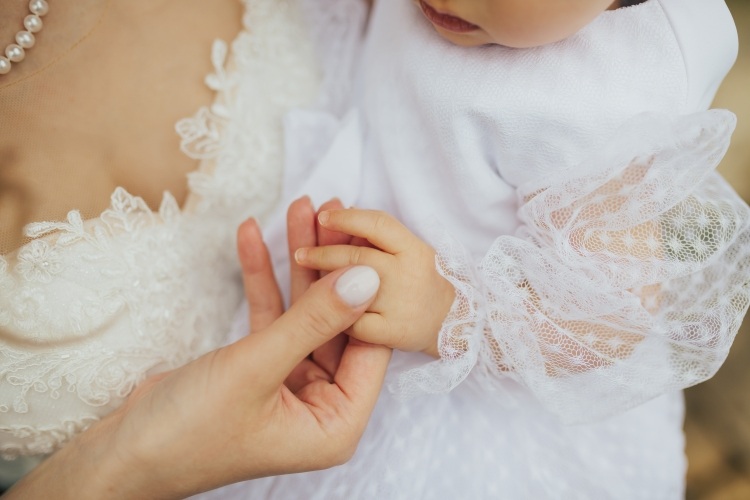 新婦　子ども　ウエディングドレス