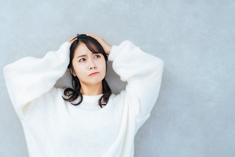 悩む　女性