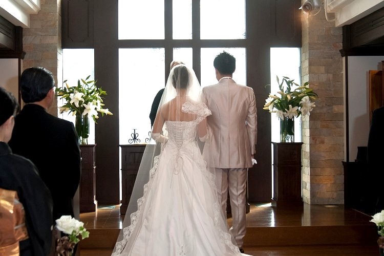 結婚式　新郎新婦　チャペル
