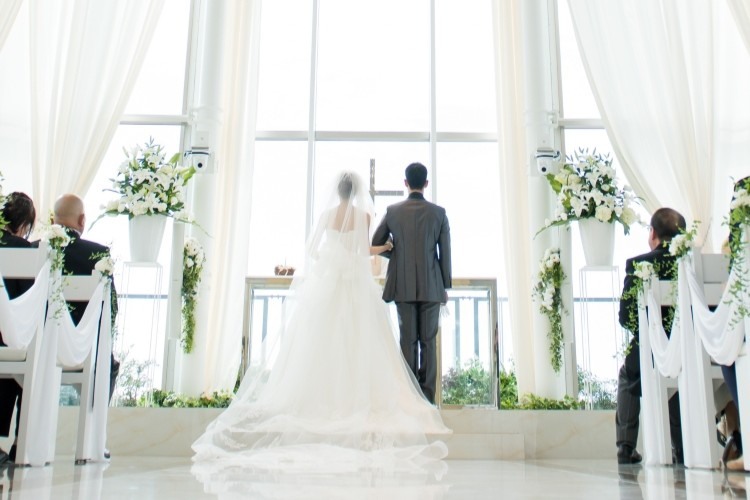 結婚式　新郎新婦　チャペル
