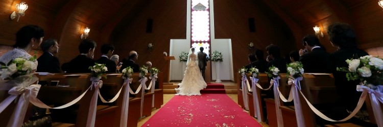 結婚式　新郎新婦　チャペル