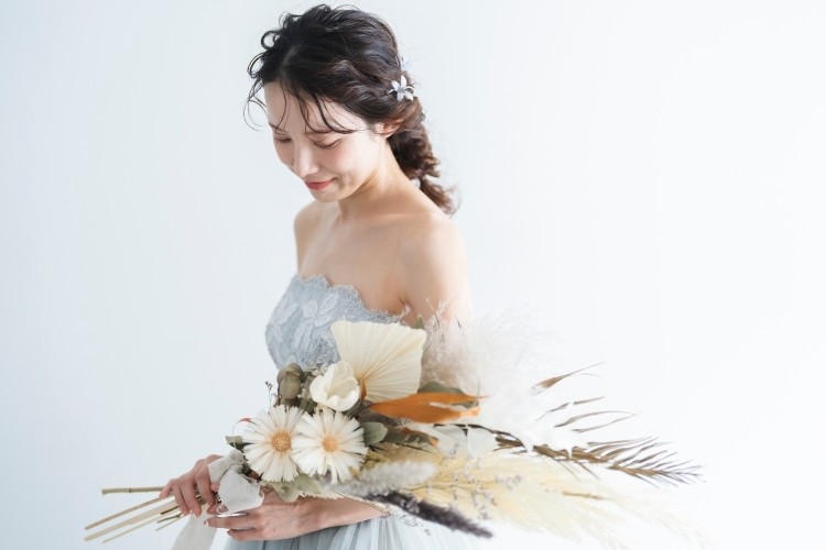 新婦　ウエディングドレス　ブーケ