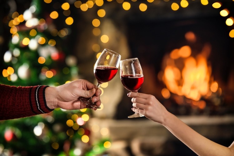 クリスマス　カップル　乾杯