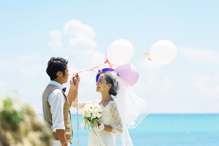 新郎新婦　海　バルーン