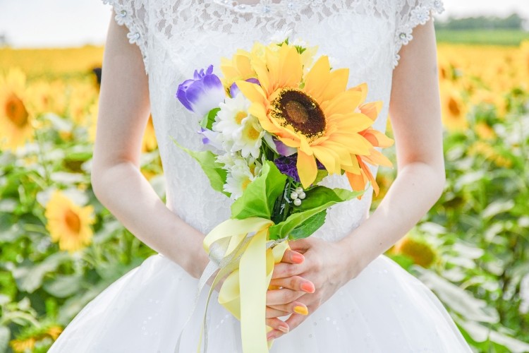 花嫁　新婦　ひまわり　ブーケ