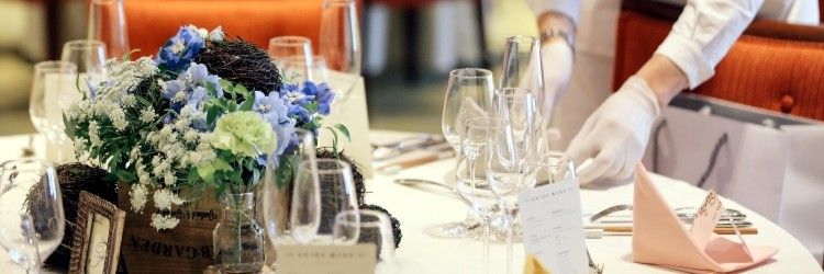 披露宴　テーブル　式場スタッフ