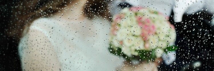 新郎新婦　車　雨