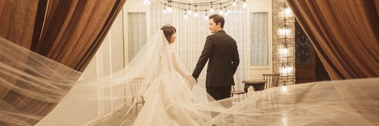 新郎新婦　フォトウエディング　手を繋ぐ