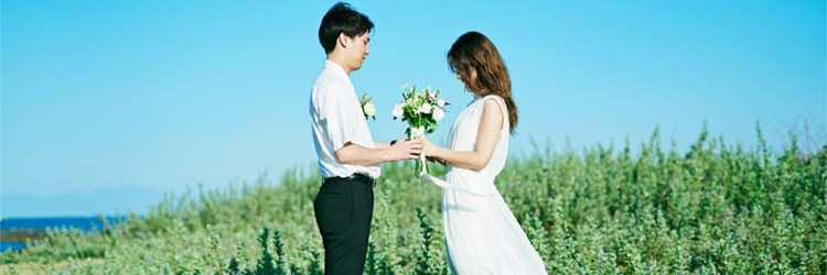 新郎新婦　青空　ブーケ