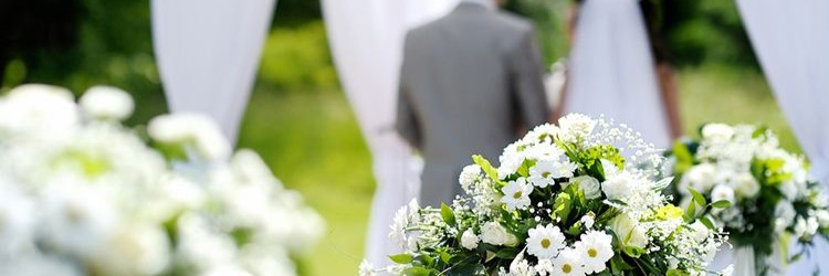 ガーデンで挙式する新郎新婦の後ろ姿