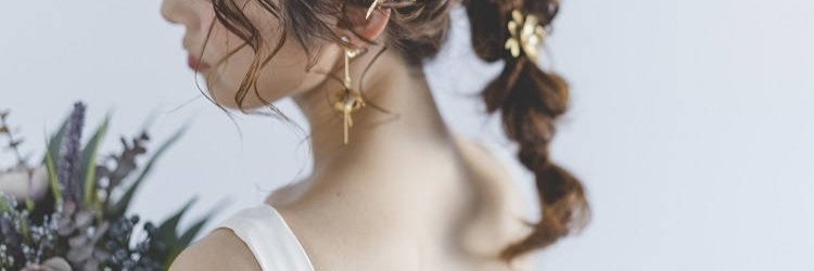 ポニーテールの新婦の後ろ姿