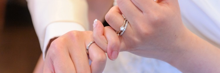 新郎新婦 結婚指輪 婚約指輪 重ね付け