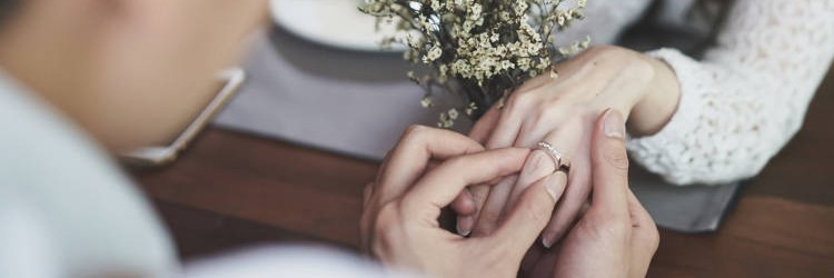 カップル　婚約指輪　プロポーズ