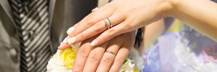 新郎新婦　ウエディングドレス　結婚指輪
