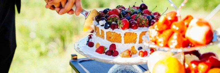 結婚式　ガーデン　ウエディングケーキ