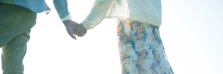 カップル デート 手を繋ぐ