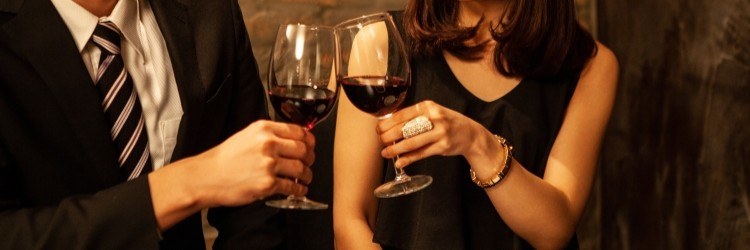 カップル　デート　乾杯