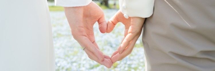 カップル　ハート　手