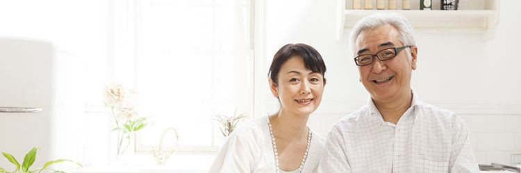 微笑むシニア夫婦